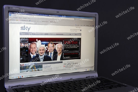 Website, Internetseite, Internetauftritt von Sky, Pay TV,  auf Bildschirm von Sony Vaio  Notebook, Laptop