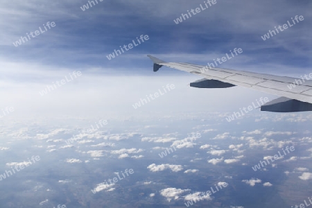 Ausblick aus einem Fenster im Flugzeug, Sicht auf die Erde