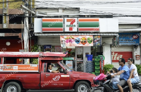 Ein 7 eleven Shop in den Straaen in Chiang Mai im norden von Thailand in Suedostasien.