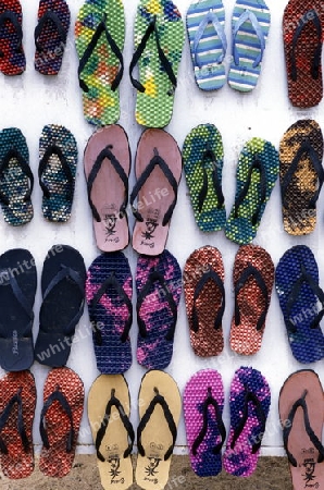 Asien, Indischer Ozean, Sri Lanka,Strand Schuhe in einem Laden im Kuestendorf Hikkaduwa an der Suedwestkueste von Sri Lanka. (URS FLUEELER)