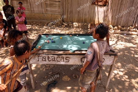 Kinder spielen Billard bei Hato-Udo im sueden von Ost Timor auf der in zwei getrennten Insel Timor in Asien. 