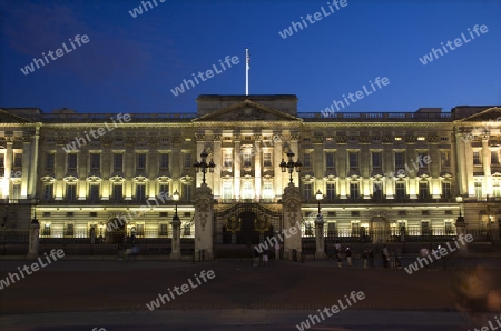 London - Buckingham Palast durch die Nacht