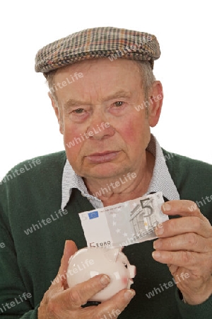 Senior mit Geldschein und Sparschwein auf hellem Hintergrund