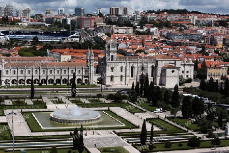 Das Jeronimus Kloster im Stadtteil Belem in Lissabon in der hauptstadt von Portugal in Europa..