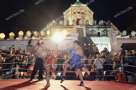 Thai Boxer oder Muay Thai kaempfer bei einem Showkampf vor dem Fort Sumen bei einem Fest im Santichaiprakan Park am Mae Nam Chao Phraya in der Hauptstadt Bangkok von Thailand in Suedostasien.