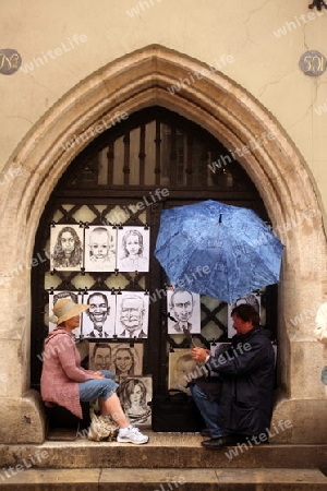 Kunstbilder  in der Altstadt von Krakau im sueden von Polen.  
