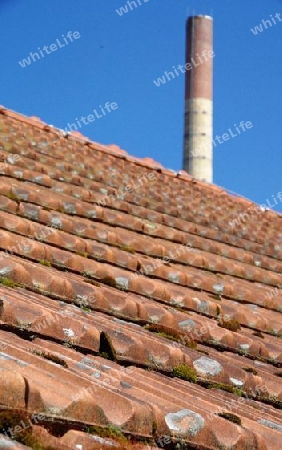 Alte Dachziegel mit Ziegelschornstein
