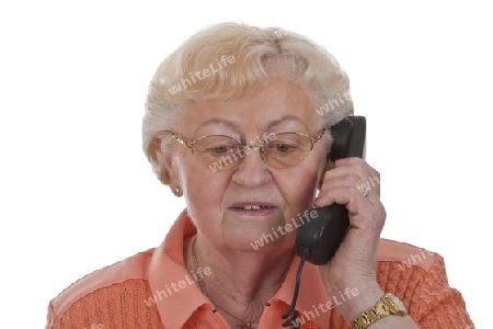 Altere Dame beim telefonieren auf hellem Hintergrund