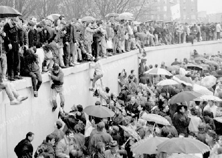 Berlin-Mauer?ffnung am Brandenburger Tor. 22. Dezember 1989 by G?nther Schaefer