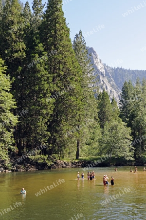Touristen baden im Merced River im Yosemite Nationalpark, Kalifornien, USA