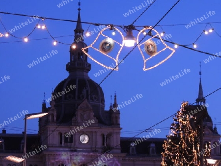 Rathaus mit Weihnachtsbeleuchtung