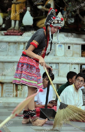 Traditionelle Taenzerinnen tanzen beim Wat Phra That Doi Suthep Tempel in Chiang Mai im Norden von Thailand.