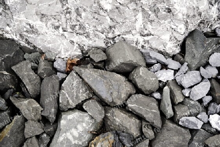 Granit-Schotter und Steinblock im Ziergarten