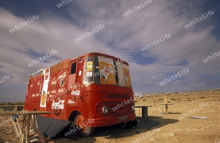 Ein Fast Food Stand in einem alten VW Bus bei Larnaka im sueden der Insel Zypern im Mittelmeer in Europa .
