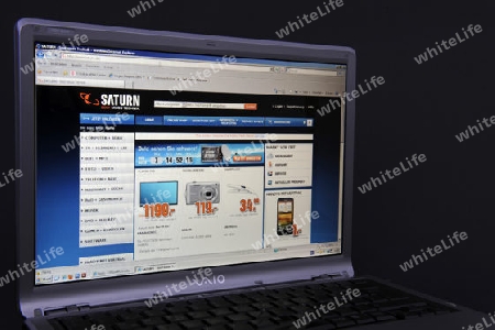 Website, Internetseite, Internetauftritt des Elektronikanbieters Saturn  auf Bildschirm von Sony Vaio  Notebook, Laptop