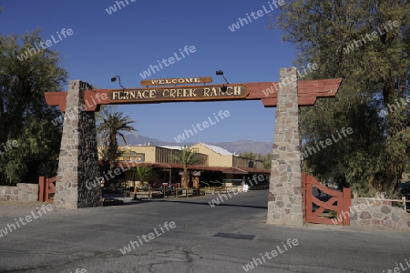 Einfahrtsbereich der Furnace Creek Ranch, Hotelanlage, Death Valley Nationalpark, Kalifornien, USA