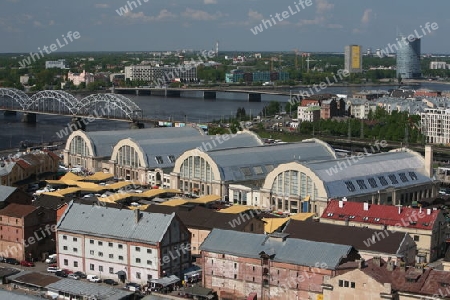 Der Stadtteil kleines Moskau am Fluss Daugava mit dem Markt und den Markthallen von Riga aus Sicht der Aussichtsterasse des Sozialistischen Hochhaus Akademie der Wissenschaften im Stadtteil Little Moskow in Riga, Lettland  