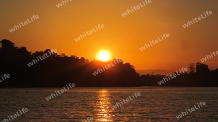 Sonnenuntergang bei Sukau, Borneo