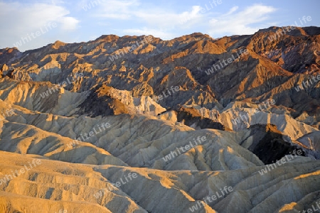 farbige Gesteinsformationen bei Sonnenuntergang am Zabriske Point, Death Valley Nationalpark, Kalifornien, USA