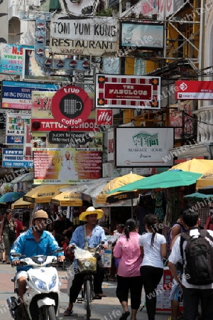 Werbung und das Alltagsleben in der Khao San Road in Bangkok der Hauptstadt von Thailand in Suedostasien.  
