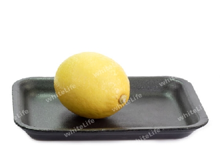 Zitrone auf weissem Hintergrund