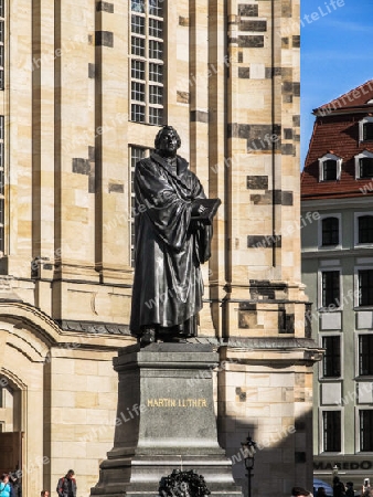 Dresdener Frauenkirche mit Lutherdenkmal