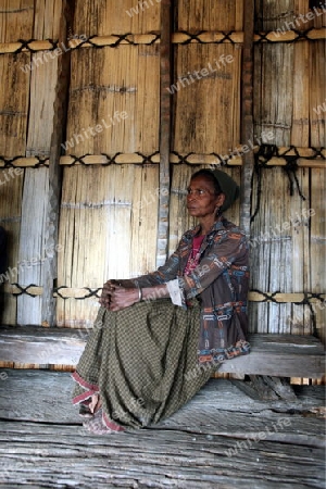 Eine Baeuerin in einem Bauerndorf beim Bergdorf Maubisse suedlich von Dili in Ost Timor auf der in zwei getrennten Insel Timor in Asien.
