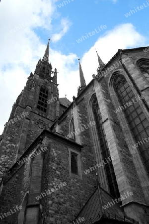 Kathedrale St. Peter & Paul in Brno von unten nach oben fotografiert als colorkey.