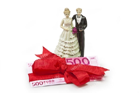 Hochzeitspaar mit 500 Euroschein auf hellem Hintergrund
