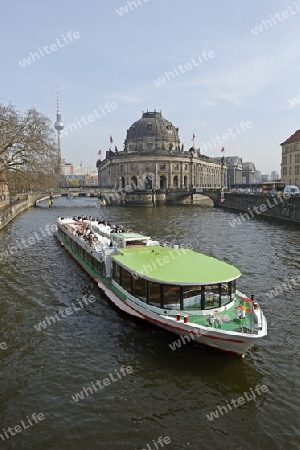 Fahrgastschiff auf der Spree vor Bodemuseum, Museumsinsel, Unesco Weltkultererbe, Berlin, Deutschland, Europa
