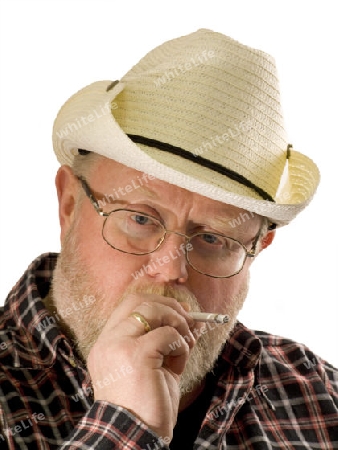 Rauchender Mann mit Hut auf hellem Hintergrund