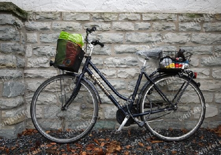 Fahrrad an der Klostermauer
