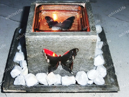 Antikes Schmetterlings Teelicht auf alten Tisch