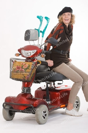 Behinderte ?ltere Frau mit Elektromobil 