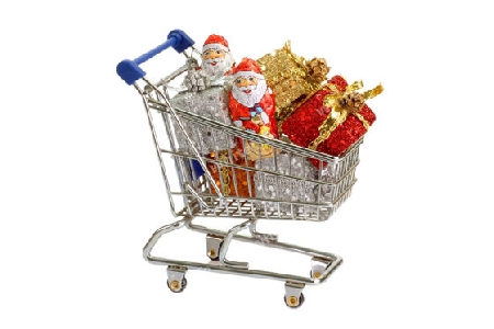 Einkaufswagen bef?llt mit Weihnachstgeschenken isoliert auf freiem Hintergrund
