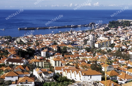 Eine Uebersicht auf die Hauptstadt Funchal auf der Insel Madeira im Atlantischen Ozean