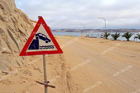 Warnschild f?r Autofahrer vor dem Absturz ins Wasser  in L?deritz, Namibia, Afrika