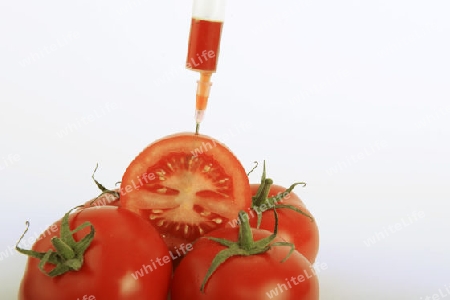 Spritze in Tomate, Gentomate, Symbolbild, Injektionsspuren in der Tomate, genmanipulierte Lebensmittel