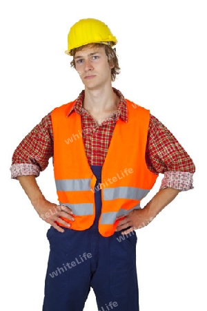 Junger Bauarbeiter mit Sicherheitsweste auf weissem Hintergrund