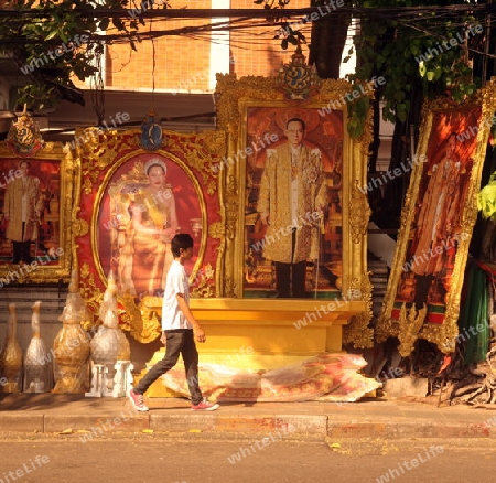 Ein Bild des Koenig Bhumibol Adelyadej von Thailand ist in der Hauptstadt von Bangkok allgegenwertig.