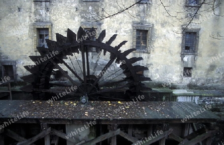 Ein Wasserrad in einer alten Fabrik in einer  Gasse in der Altstadt von Prag der Hauptstadt der Tschechischen Republik.  