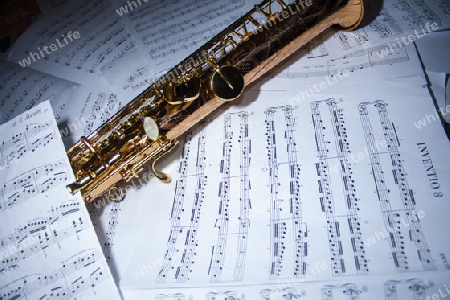 Saxophon mit Noten bedeckt