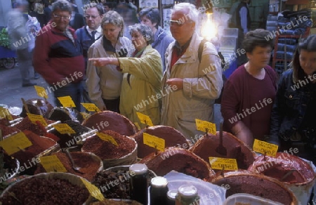 Der Markt, Souq oder Bzaar Kapali Carsi im Stadtteil Sultanahmet in Istanbul in der Tuerkey