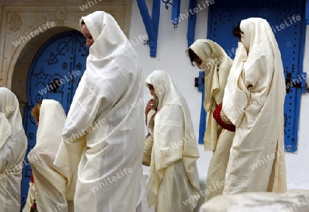 Afrika, Nordafrika, Tunesien, Tunis, Sidi Bou Said
Junge Frauen im traditionellen weissen Schleier in der Altstadt von Sidi Bou Said in der Daemmerung am Mittelmeer und noerdlich der Tunesischen Hauptstadt Tunis




