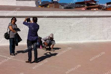Bodnath Stupa mit Touristen und Bettler