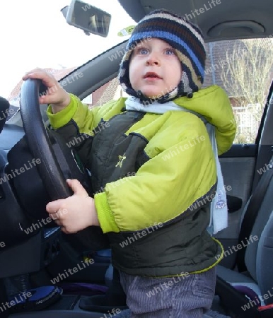 Kind spielt im Auto