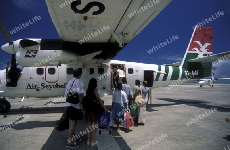 Der Flughafen von Mahe mit einem Flugzeug der Air Seychelles auf der Insel Mahe der Inselgruppe Seychellen im Indischen Ozean in Afrika.