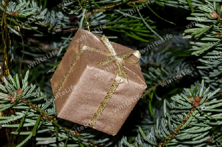 Paket am Weihnachtsbaum