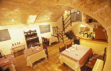 Das Keller Restaurant des Hotel Leon mitten  im Zentrum der Kleinstadt Sineu und im Zentrum der Insel Mallorca einer der Balearen Inseln im Mittelmeer.   