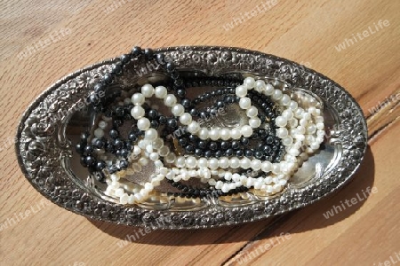 Perlen auf einem silbernen Tablett